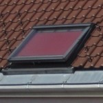 Sonnenschutz - rote Farbe absorbiert mehr als weiße Farbe Dachfenster_dunkel