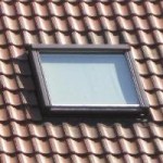 Sonnenschutz - weiße Farbe reflektiert besser als dunkles Rot Dachfenster_hell