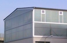 Sonnenschutz für Fensterscheiben der Produktionshalle Produktionshalle