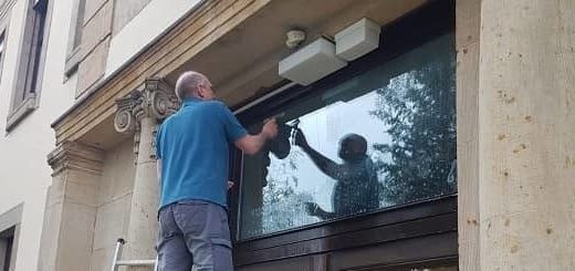 Kleben - Montage von Sonnenschutzfolien