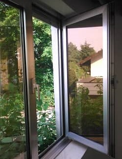 Sonnenschutzglas - Reflektion an der Fensterscheibe